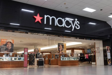 Téléchargez les photos : Lafayette - Circa February 2023: Macy's mall location. Macys has improved its financial outlook. - en image libre de droit