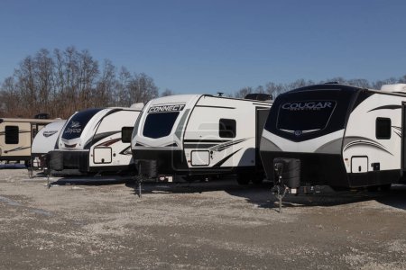 Téléchargez les photos : Russiaville - Circa February 2023: Various RV Motorhomes on display at a dealership. Owning a motorhome is a cost effective way to see the country. - en image libre de droit