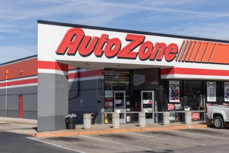 Téléchargez les photos : Indianapolis - Vers février 2023 : AutoZone Retail Store. AutoZone est un détaillant et distributeur de pièces automobiles. - en image libre de droit