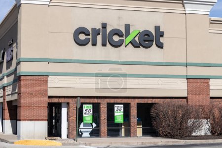 Téléchargez les photos : Indianapolis - Circa February 2023: Cricket Wireless retail store. Cricket Wireless provides prepaid cellular service and is a subsidiary of AT&T Mobility. - en image libre de droit