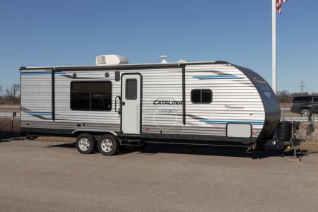 Téléchargez les photos : Indianapolis - Circa February 2023: Catalina Trailblazer Travel Trailer by Coachmen RV. Coachmen RV is part of the Forest River RV family and a subsidiary of Berkshire Hathaway. - en image libre de droit