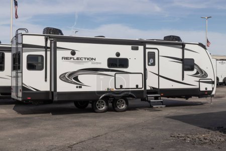 Téléchargez les photos : Indianapolis - Circa Février 2023 : Reflection Grand Design par Winnebago remorque de voyage RV. Winnebago fait VR et camping-car véhicules de vacances. - en image libre de droit