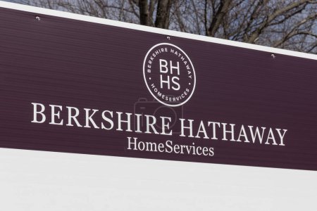 Téléchargez les photos : Noblesville - Circa February 2023: Berkshire Hathaway HomeServices sign. HomeServices is subsidiary of Berkshire Hathaway Energy. - en image libre de droit
