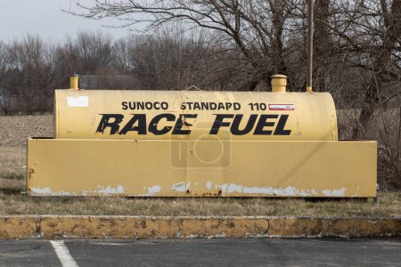 Foto de Anderson - Circa Marzo 2023: Sunoco Standard 110 octanaje plomo carrera tanque de combustible. Sunoco 110 octano está diseñado para relaciones de compresión de hasta 13: 1 en motores V8 convencionales. - Imagen libre de derechos