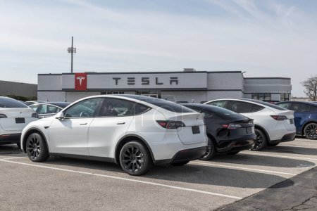 Téléchargez les photos : Indianapolis - Vers mars 2023 : Véhicules électriques Tesla EV exposés. Les produits Tesla comprennent les voitures électriques, le stockage de l'énergie des batteries et les panneaux solaires. - en image libre de droit
