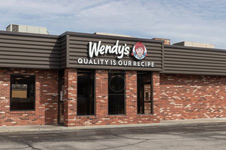 Foto de Anderson - Circa Marzo 2023: Wendy 's restaurante de comida rápida. Wendys es famoso por sus postres lácteos helados y hamburguesas cuadradas. - Imagen libre de derechos