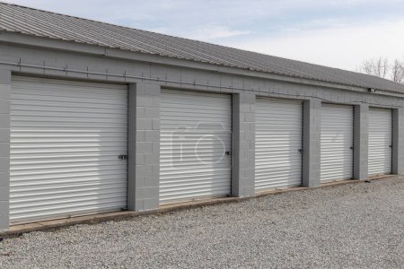 Téléchargez les photos : Garage libre-service et mini-garages. Les casiers d'entrepôt personnels offrent des options de stockage sûres et sécurisées. - en image libre de droit