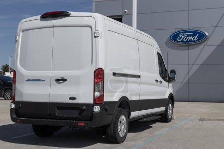 Téléchargez les photos : Indianapolis - Circa Mars 2023 : Ford E-Transit Cargo Van affichage chez un concessionnaire. Ford propose les modèles E-Transit en fourgon cargo, châssis cabine ou Cutaway. - en image libre de droit