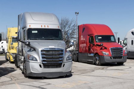 Téléchargez les photos : Indianapolis - Circa Mars 2023 : Freightliner Semi Tractor Trailer Big Rig Trucks alignés à vendre. Freightliner appartient à Daimler. - en image libre de droit