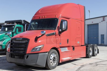 Téléchargez les photos : Indianapolis - Circa Mars 2023 : Freightliner Semi Tractor Trailer Big Rig Trucks alignés à vendre. Freightliner appartient à Daimler. - en image libre de droit