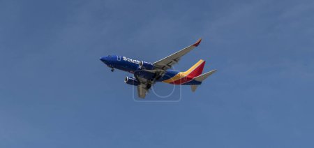 Foto de Indianápolis - Circa Marzo 2023: Southwest Airlines Boeing 737 a la llegada. Southwest es la aerolínea de bajo costo más grande del mundo. - Imagen libre de derechos