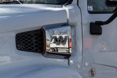 Téléchargez les photos : Indianapolis - Vers mars 2023 : Western Star Semi Tractor Trailer Big Rig Trucks Aligné pour la vente. Western Star appartient à Daimler. - en image libre de droit