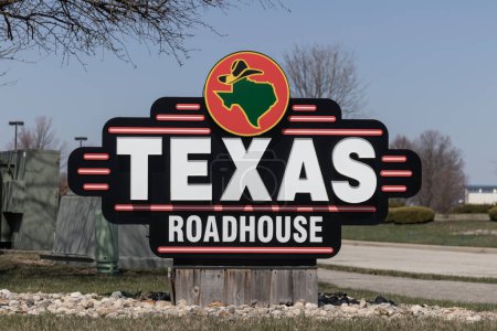 Fishers - Circa March 2023: Texas Roadhouse restauracja. Texas Roadhouse to legendarna stekarnia..