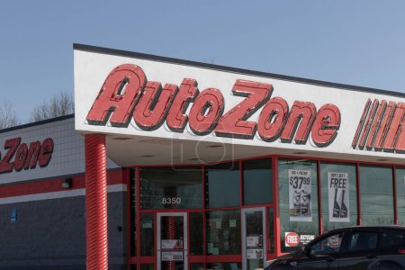 Téléchargez les photos : Indianapolis - Vers avril 2023 : AutoZone Retail Store. AutoZone est un détaillant et distributeur de pièces automobiles. - en image libre de droit