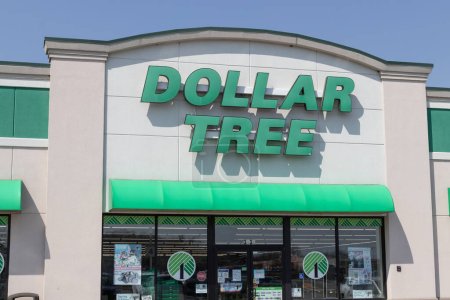 Téléchargez les photos : Logansport - Circa Avril 2023 : Dollar Tree Discount Store. Dollar Tree propose un mix éclectique de produits pour un dollar et quart. - en image libre de droit