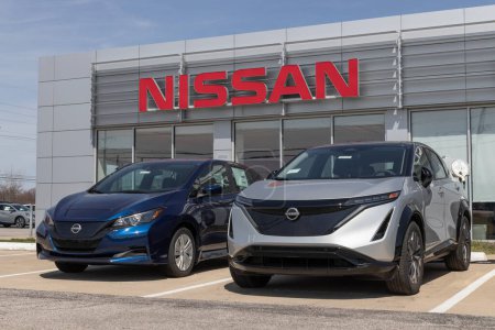 Foto de Lafayette - Circa abril 2023: Nissan Leaf y Ariya exhiben en un concesionario. Nissan ofrece los vehículos eléctricos Leaf y Ariya EV para ayudar a reducir las emisiones. - Imagen libre de derechos