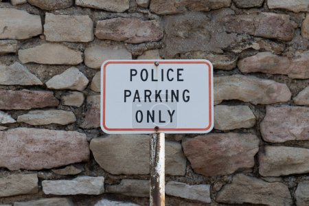 Foto de Policía de estacionamiento Solo firmar en una estación de policía. La policía tiene el deber de hacer cumplir las leyes de su jurisdicción. - Imagen libre de derechos