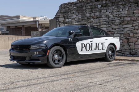 Foto de Logansport - Circa abril 2023: Los coches de policía con las palabras Proteger y servir. La policía tiene el deber de hacer cumplir las leyes de su jurisdicción. - Imagen libre de derechos