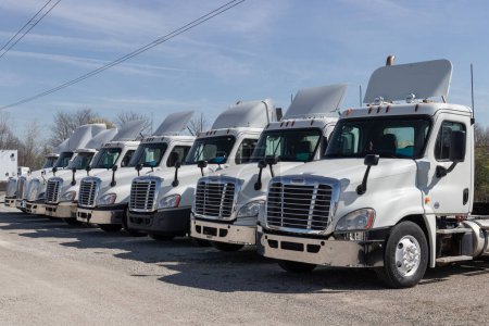 Foto de Indianápolis - Circa abril 2023: Freightliner Semi Tractor Trailer Big Rig Trucks alineados para la venta. Freightliner es propiedad de Daimler. - Imagen libre de derechos