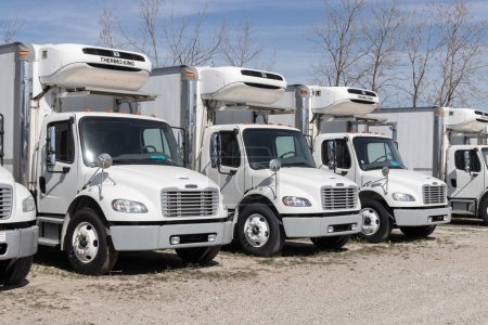 Foto de Indianápolis - Circa abril 2023: Freightliner Semi Tractor Trailer Big Rig Trucks alineados para la venta. Freightliner es propiedad de Daimler. - Imagen libre de derechos