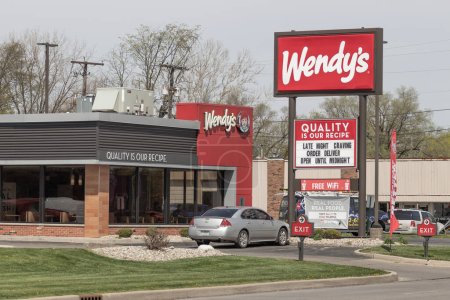 Foto de Marion - Circa abril 2023: Wendy 's restaurante de comida rápida. Wendys es famoso por sus postres lácteos helados y hamburguesas cuadradas. - Imagen libre de derechos