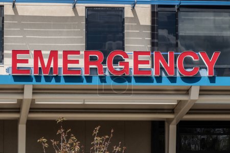 Téléchargez les photos : Panneau d'entrée de salle d'urgence et de service d'urgence pour un hôpital en alerte rouge. - en image libre de droit