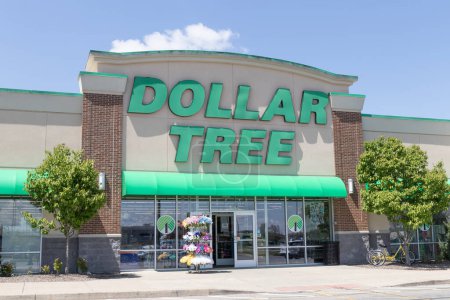 Foto de Varsovia - Circa mayo 2023: Dollar Tree Discount Store. Dollar Tree ofrece una mezcla ecléctica de productos por un dólar y un cuarto. - Imagen libre de derechos