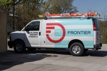 Foto de Silver Lake - Circa Mayo 2023: Vehículo de comunicaciones fronterizas en un lugar de trabajo. Frontier es un proveedor de telecomunicaciones rurales. - Imagen libre de derechos
