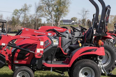 Foto de Silver Lake - Circa Mayo 2023: Mahindra Tractores concesionario. Mahindra Tractors es un fabricante de maquinaria agrícola. - Imagen libre de derechos