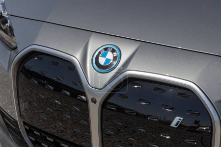 Téléchargez les photos : Indianapolis - Vers mai 2023 : BMW i4 eDrive35 EV Affichage du véhicule électrique chez un concessionnaire. BMW propose le i4 eDrive35 avec une autonomie allant jusqu'à 260 miles. - en image libre de droit