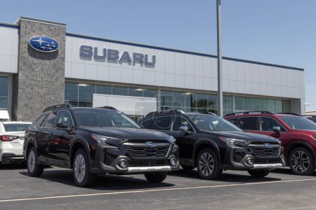 Téléchargez les photos : Indianapolis - Vers mai 2023 : affichage Subaru Outback chez un concessionnaire. Subaru propose les modèles Outback en Base, Premium, Onyx et Wilderness. - en image libre de droit