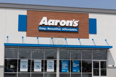 Téléchargez les photos : Indianapolis - Vers mai 2023 : Aaron loue son propre magasin de détail. Aaron permet aux gens de louer des appareils électroniques et des meubles avec une option d'achat. - en image libre de droit
