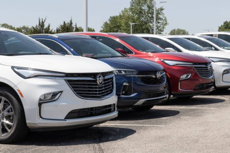 Téléchargez les photos : Pêcheurs - Vers mai 2023 : Buick SUV display. Buick est une marque de luxe moyenne gamme de GM et propose les modèles Encore, Enclave et Envision. - en image libre de droit