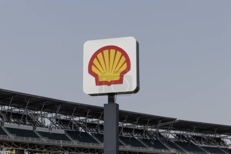 Foto de Indianápolis - Circa Mayo 2023: Shell plc logo in the infield of Indianapolis Motor Speedway. Shell es el combustible oficial de IndyCar. - Imagen libre de derechos