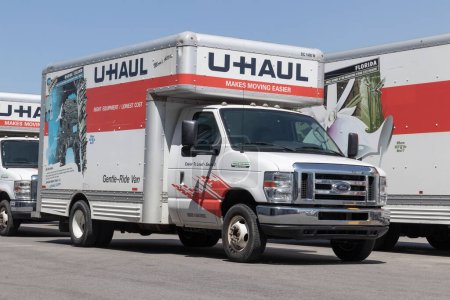 Foto de Noblesville - Circa Mayo 2023: Ubicación del alquiler de camiones en U-Haul. U-Haul ofrece soluciones de movimiento y almacenamiento. - Imagen libre de derechos