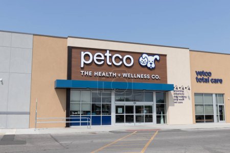 Foto de Indianápolis - Circa Mayo 2023: Petco Health and Wellness Company location. Petco opera más de 1.300 tiendas de alimentos, productos y servicios para mascotas. - Imagen libre de derechos