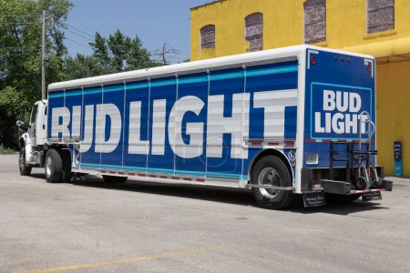 Foto de Danville - Circa junio 2023: Bud Light beer delivery truck. Budweiser forma parte de AB InBev, la empresa cervecera más grande del mundo. - Imagen libre de derechos