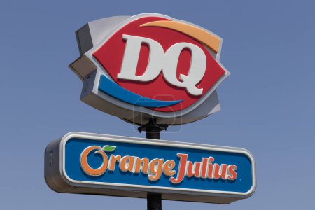 Téléchargez les photos : Danville - Vers juin 2023 : Restaurant Dairy Queen and Orange Julius. DQ est une filiale de Berkshire Hathaway. - en image libre de droit