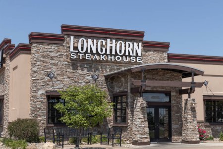 Foto de Champaign - Circa junio 2023: LongHorn Steakhouse restaurante informal. LongHorn Steakhouse es propiedad y está operado por Darden Restaurants. - Imagen libre de derechos