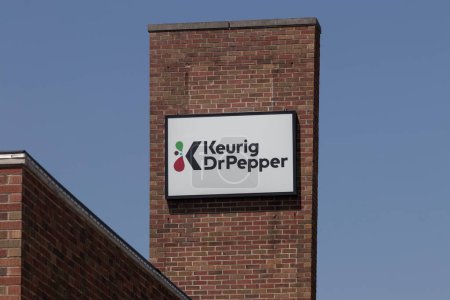 Foto de Champaign - Circa junio 2023: Centro de distribución de Keurig Dr Pepper, fabricantes de bebidas Keurig, Dr Pepper, Snapple y Bai. - Imagen libre de derechos