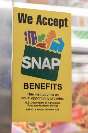Foto de Champaign - Circa Junio 2023: Aceptamos SNAP Benefits sign. SNAP y cupones de alimentos proporcionan beneficios nutricionales para ayudar a las familias desfavorecidas. - Imagen libre de derechos