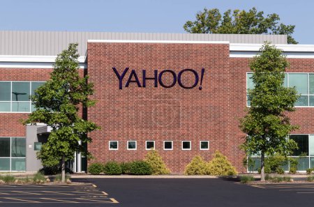 Foto de Champaign - 2 de junio de 2023: Yahoo! oficina de investigación. Yahoo! forma parte de Verizon y Apollo Global Management y proporciona servicios web y cloud computing. - Imagen libre de derechos