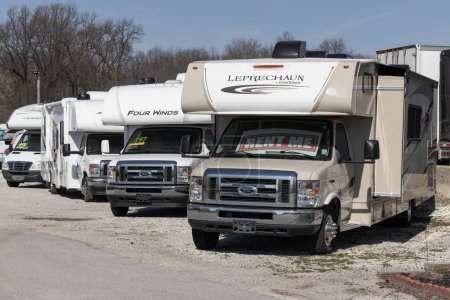 Téléchargez les photos : Lafayette - 9 avril 2023 : RV Camping-car à louer chez un concessionnaire. Louer un camping-car est un moyen rentable de voir le pays. - en image libre de droit