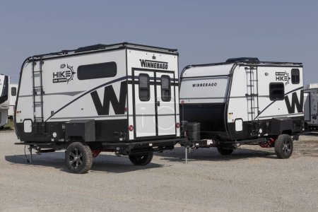 Téléchargez les photos : Bunker Hill - 8 avril 2023 : Winnebago Hike 100 Series Fifth Wheel RV. Winnebago fabrique des véhicules récréatifs, des remorques à cinquième roue et des véhicules de camping-car. - en image libre de droit