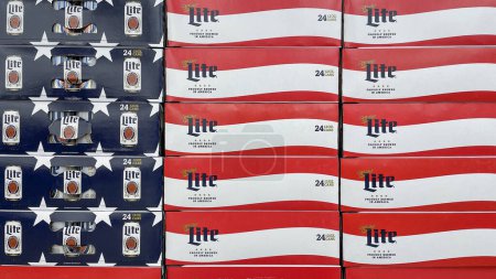 Foto de Indianápolis - 26 de junio de 2023: Exhibición de cerveza Miller Lite en colores de bandera estadounidense. Miller Brewing Company es parte de Molson Coors. - Imagen libre de derechos