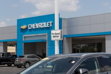Foto de Indianápolis - 4 de julio de 2023: Chevrolet concesionario utilizó la exhibición de automóviles. Con problemas de suministro, Chevy está comprando y vendiendo automóviles de segunda mano para satisfacer la demanda. - Imagen libre de derechos