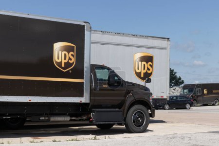 Téléchargez les photos : Kokomo - 14 juillet 2023 : Camions de livraison et de transport UPS. UPS récupère, transporte et livre des colis et colis du monde entier. - en image libre de droit
