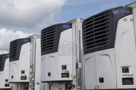 Téléchargez les photos : Indianapolis - 21 juillet 2023 : Transporteur Transicold Trailer Refrigeration Units on big rig tractor trailers. Carrier est un fabricant de produits CVC. - en image libre de droit