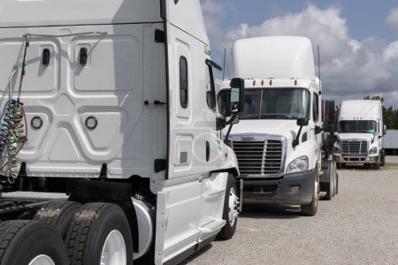 Foto de Indianápolis - 21 de julio de 2023: Freightliner Semi Tractor Trailer Trucks Forrado para la venta. Freightliner es propiedad de Daimler. - Imagen libre de derechos