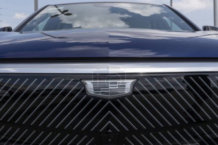 Foto de Pescadores - 22 de julio de 2023: Cadillac LYRIQ EV Electric Vehicle display at a dealership. Cadillac ofrece el LYRIQ en los modelos Tech, Luxury y Sport. - Imagen libre de derechos